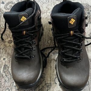 Columbia Waterproof Hiking boots 
Newton Ridge Plus II
Men’s Size 7